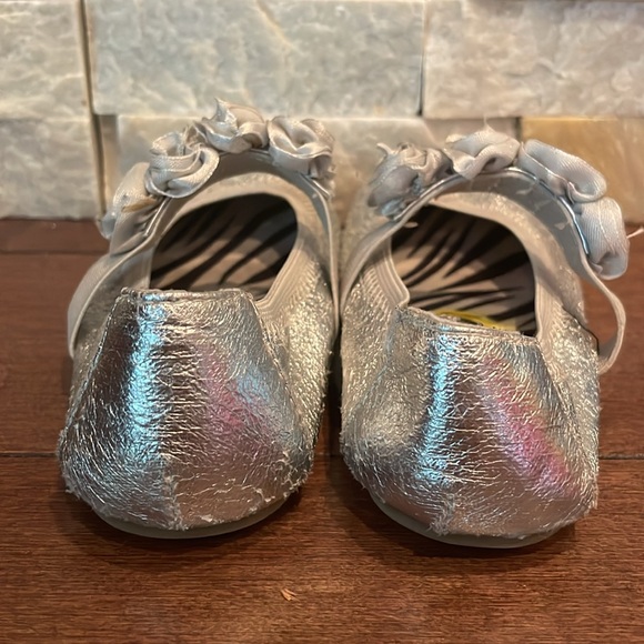 Michael Kors Silver shoes with Rosettes - Picture 5 of 8